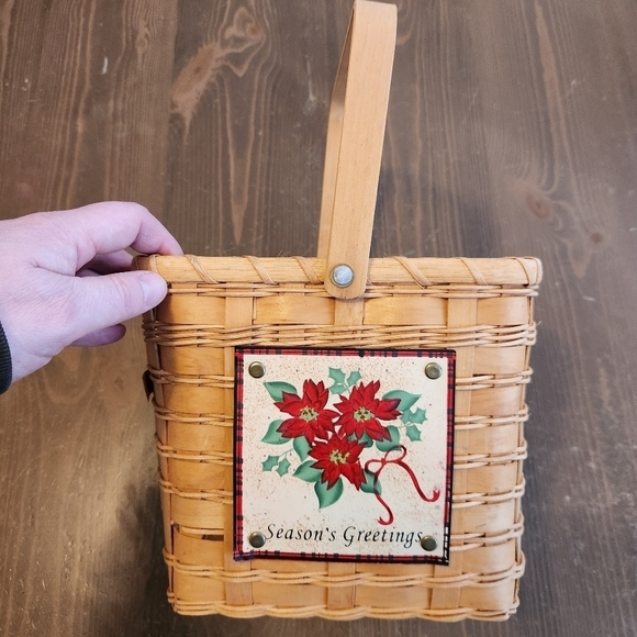 Mistletoe Christmas Basket With "Season's Greetings" Metal Riveted Sign On Front - Picture 2 of 10